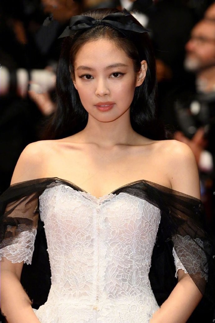 Jennie Blackpink chọn đầm Chanel, hút ống kính trên thảm đỏ Cannes 2023