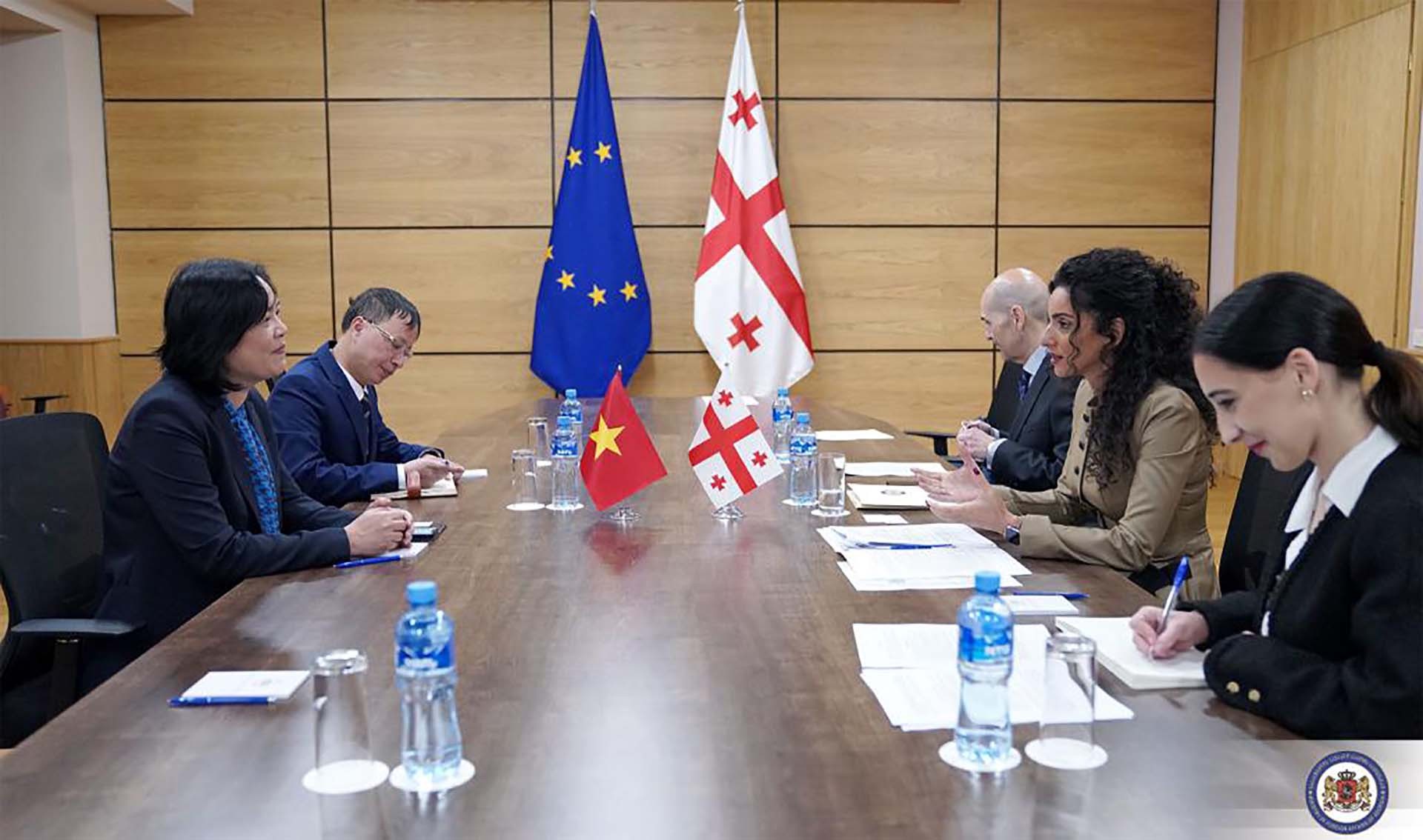 Đại sứ Phạm Thái Như Mai trao đổi với Thứ trưởng Ngoại giao Georgia Khatuna Totladze. Đại sứ Phạm Thái Như Mai trao đổi với Thứ trưởng Ngoại giao Georgia Khatuna Totladze.