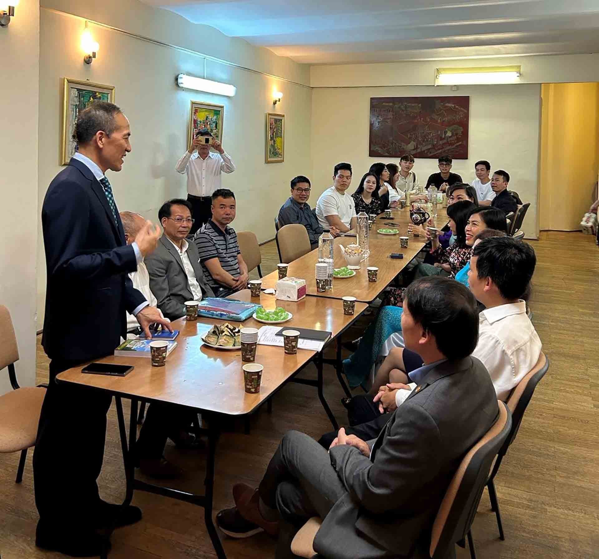 Đại sứ trò chuyện thân mật với cộng đồng.