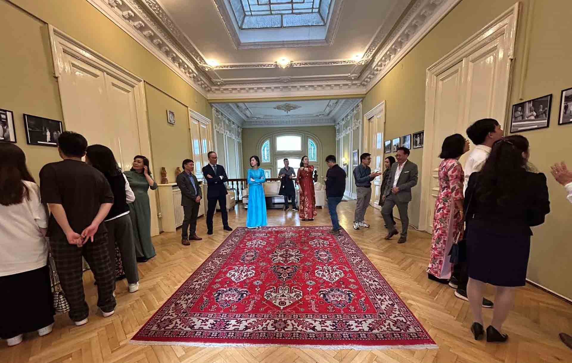 Các đại biểu tham quan gian trưng bày ảnh tư liệu về chuyến thăm của  Chủ tịch Hồ Chí Minh tới Romania năm 1957.