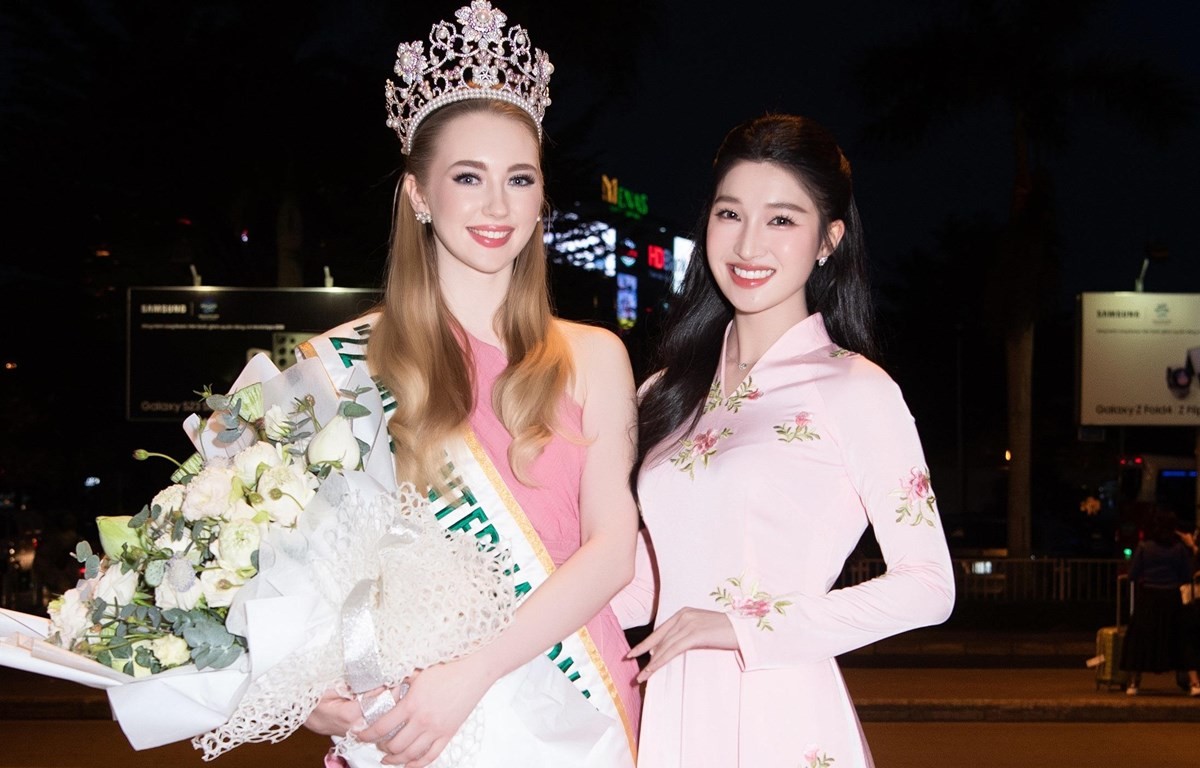 Á hậu Nguyễn Phương Nhi ngọt ngào cùng áo dài sắc hồng đón Miss International 2022 Á hậu Nguyễn Phương Nhi ngọt ngào cùng áo dài sắc hồng đón Miss International 2022