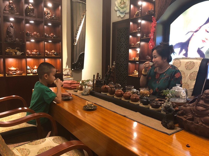 Thưởng trà cùng em nhỏ.