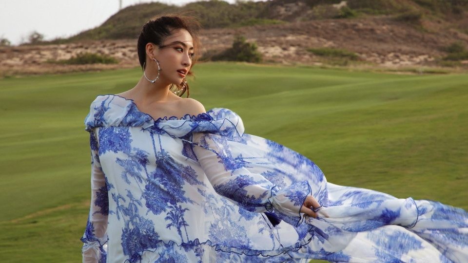 Hoa hậu Lương Thùy Linh lăng xê thiết kế đầm lụa 'giải nhiệt' ngày Hè với họa tiết gốm nổi bật