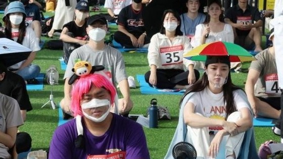 'Đờ đẫn sông Hàn' - cuộc thi độc lạ trao thưởng cho người 'ngồi không' đẹp và lâu nhất