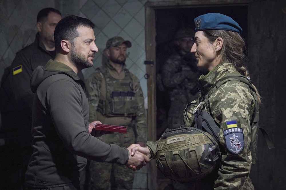 (05.24) Tổng thống Ukraine Volodymyr Zelensky thăm vùng Donetsk ngày 23/5. (Nguồn: AP)