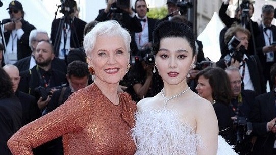 Cannes 2023: Scarlett Johansson gây ấn tượng, Phạm Băng Băng thân mật mẹ tỷ phú Elon Musk