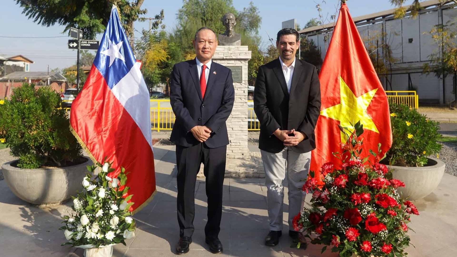 Dâng hoa kỷ niệm 133 năm ngày sinh Chủ tịch Hồ Chí Minh tại Santiago, Chile