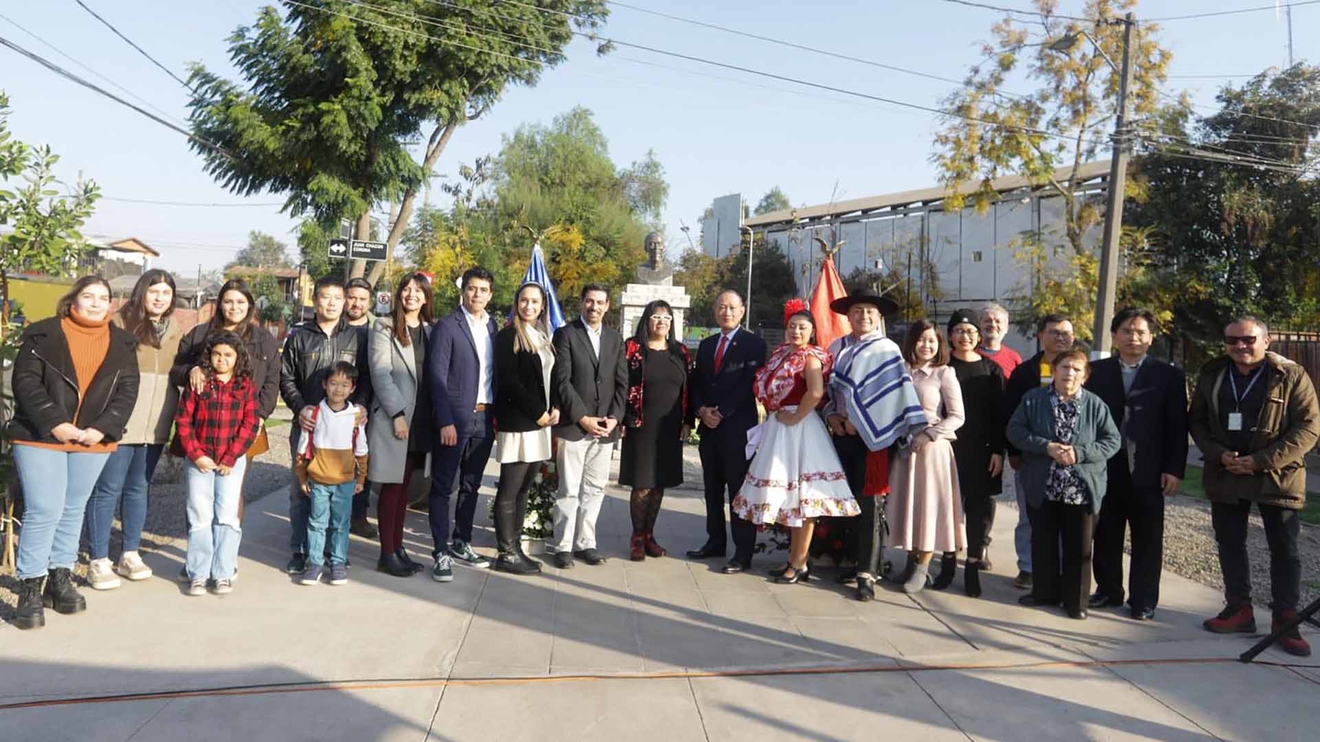 Dâng hoa kỷ niệm 133 năm ngày sinh Chủ tịch Hồ Chí Minh tại Santiago, Chile