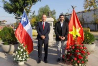 Dâng hoa kỷ niệm 133 năm ngày sinh Chủ tịch Hồ Chí Minh tại Santiago, Chile