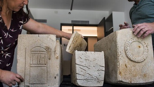 Israel phát hiện những quan tài 1.850 năm tuổi, được trang trí bằng đá trong hang động