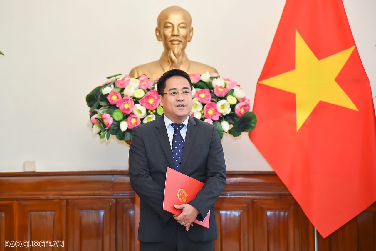 Thay mặt cho ông Lê Việt Hoàng, ông Nguyễn Hải Lưu bày tỏ vinh dự khi được tập thể Lãnh đạo Bộ tin tưởng phân công nhiệm vụ mới, khẳng định sẽ cố gắng hết sức mình để hoàn thành tốt công việc được giao, góp phần xây dựng ngành Ngoại giao chuyên nghiệp, hiện đại, toàn diện, xứng đáng với sự tin tưởng của Bộ trưởng và tập thể Lãnh đạo Bộ.