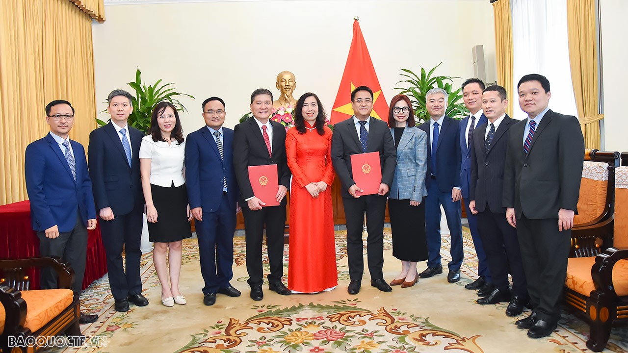 Tham dự buổi lễ trao quyết định đại diện lãnh đạo một số đơn vị có liên quan của Bộ Ngoại giao.