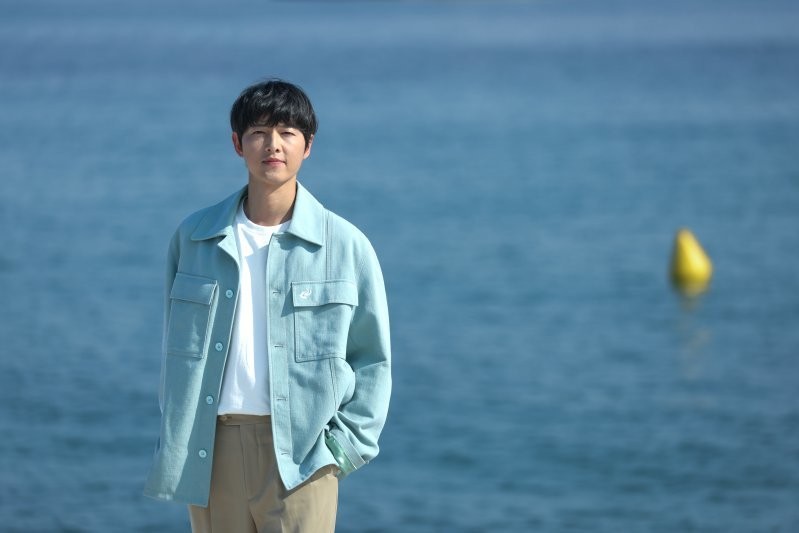 Diễn viên Song Joong Ki có cuộc trả lời phỏng vấn với truyền thông quốc tế tại khách sạn Grey Dalbion Salon hôm 23/5, giờ địa phương. Trước đó, anh dự buổi công chiếu phim Một số hình ảnh của tài tử Song Joong Ki tại LHP Cannes 2023