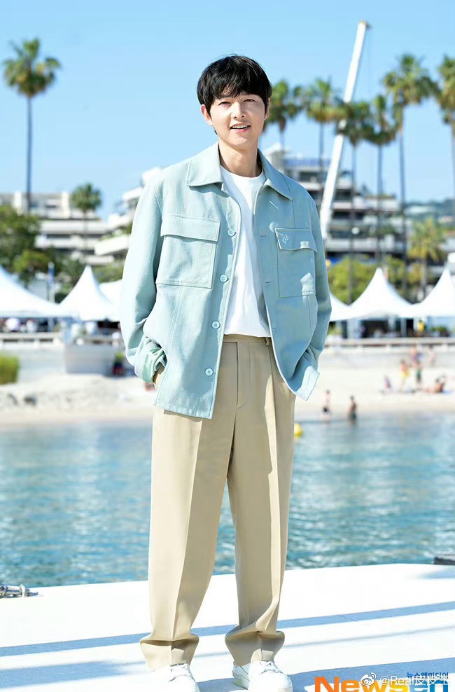 Đây là lần đầu tiên Song Joong Ki đến LHP Cannes. Anh nói đùa: Một số hình ảnh của tài tử Song Joong Ki tại LHP Cannes 2023