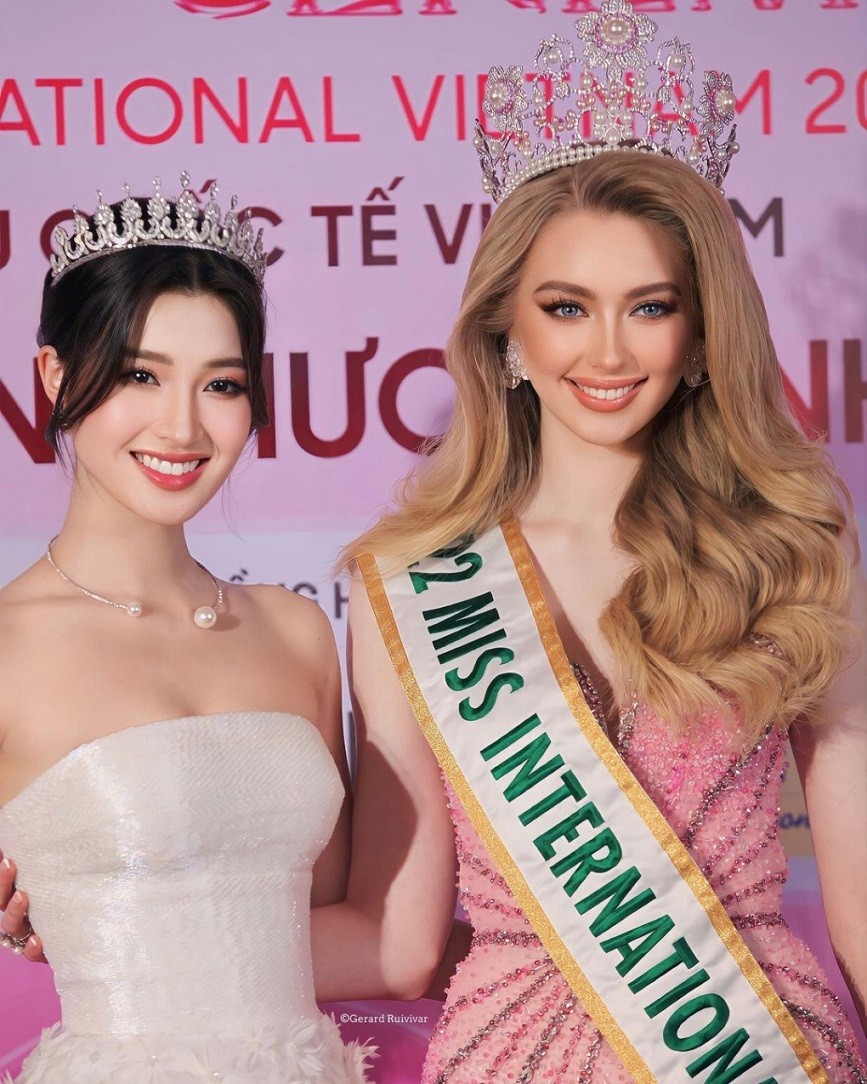 Jasmin Selberg bên Á hậu Phương Nhi, người đẹp sẽ là thí sinh Việt Nam tham dự cuộc thi Miss International 2023 diễn ra cuối năm nay tại Nhật Bản. 