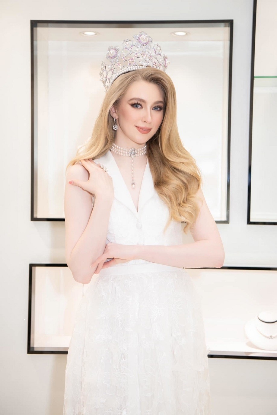 Jasmin Selberg thay đổi bộ đồ thanh lịch tới thăm một văn phòng ở TP HCM. Bộ đầm trắng đồng điệu với trang sức ngọc trai người đẹp đeo ở sự kiện này.