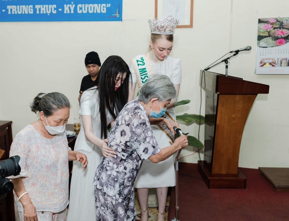 Jasmin đồng hành với Phương Nhi trong buổi thiện nguyện.