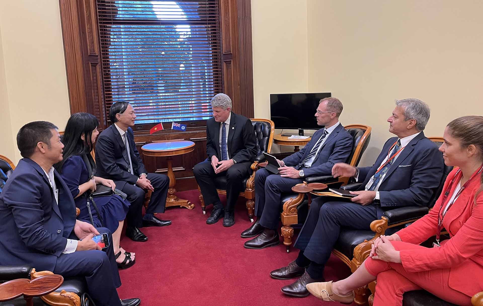 Đại sứ Nguyễn Tất Thành gặp Bộ trưởng Du lịch và thể thao Stirling Hinchliffe.