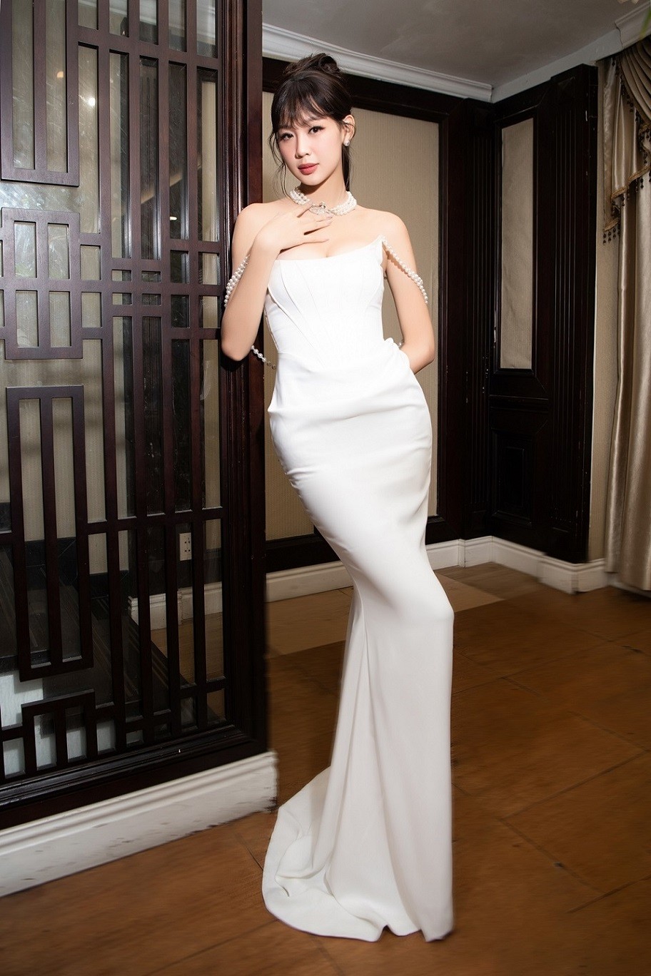 Bảo Ngọc diện đầm cúp ngực dáng đuôi cá tôn ngực đầy. Hoa hậu Liên lục địa bước ra từ cuộc thi Miss World Vietnam 2022 với danh hiệu Á hậu 1.