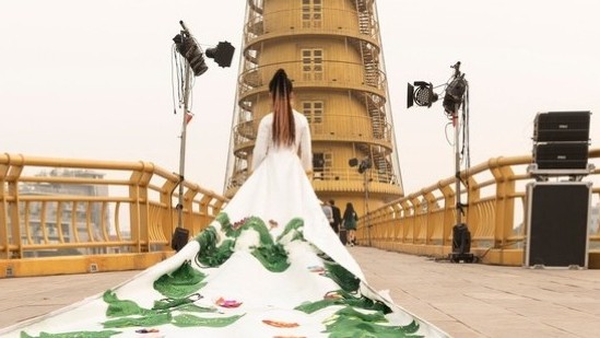 Kỷ lục áo dài Việt Nam với chiều dài 220,6m, nặng 250 kg