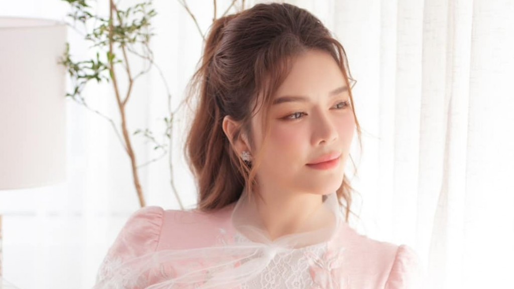 Diễn viên Lý Nhã Kỳ dịu dàng, trẻ trung tuổi 41