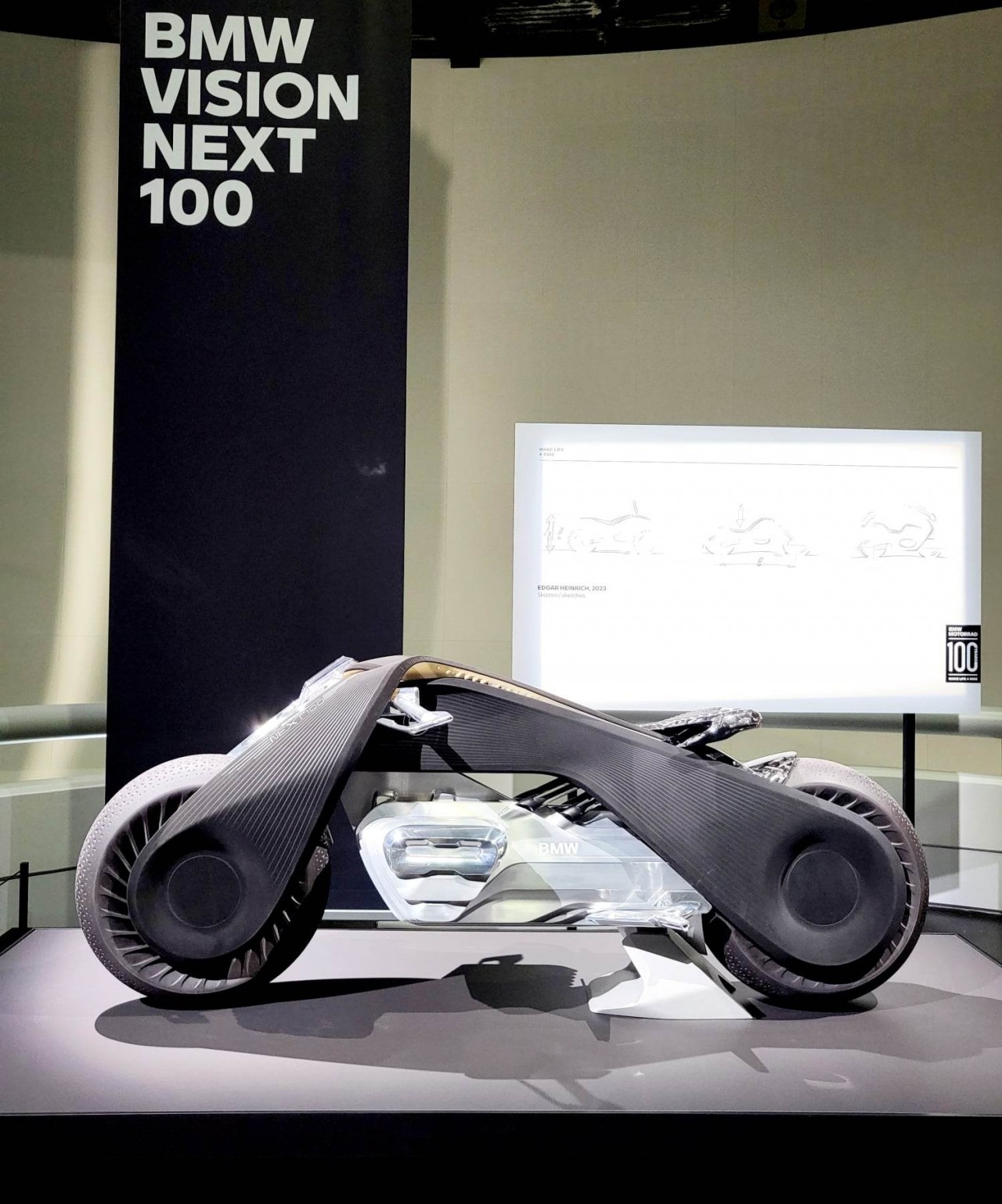 Cận cảnh moto BMW kỷ niệm 100 năm và mô hình moto BMW tương lai 100 năm sau Cận cảnh mô hình mô tô BMW tương lai 100 năm sau