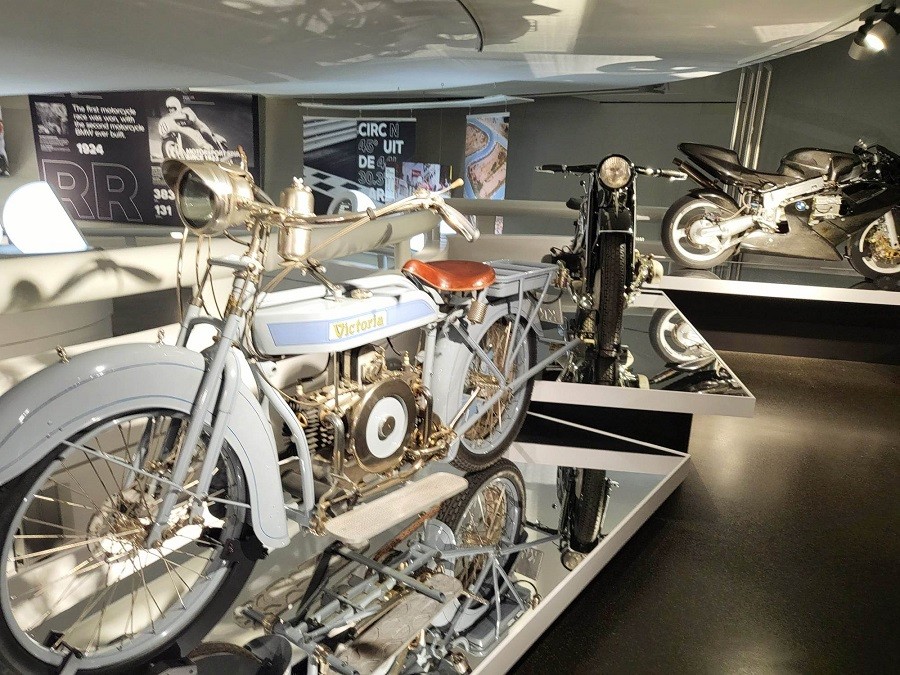 Toàn cảnh góc trưng bày những chiếc xe thời kỳ đầu của BMW. (Ảnh: MH) Toàn cảnh góc trưng bày những chiếc xe thời kỳ đầu của BMW. (Ảnh: MH)