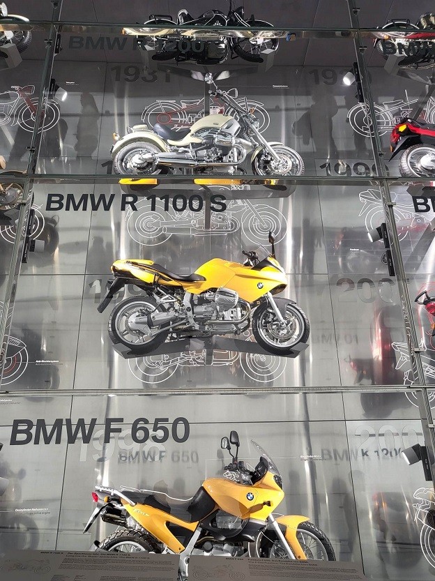 Một góc trưng bày những chiếc xe BMW thời kỳ mới. (Ảnh: Bùi Ngọc) Một góc trưng bày những chiếc xe BMW thời kỳ mới. (Ảnh: Bùi Ngọc)