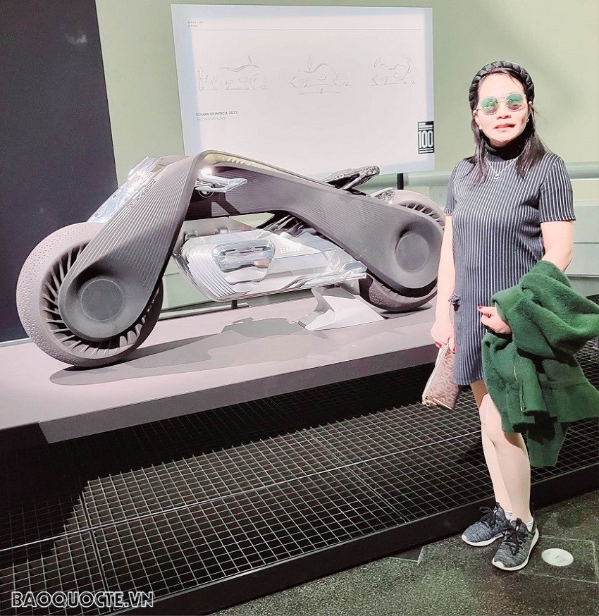 Tác giả đứng bên mô hình chiếc Moto thế hệ tương lai BMW của 100 năm sau tại Bảo tàng BMW tại Muchen, Đức. Tác giả đứng bên mô hình chiếc Moto thế hệ tương lai BMW của 100 năm sau tại Bảo tàng BMW tại Muchen, Đức.