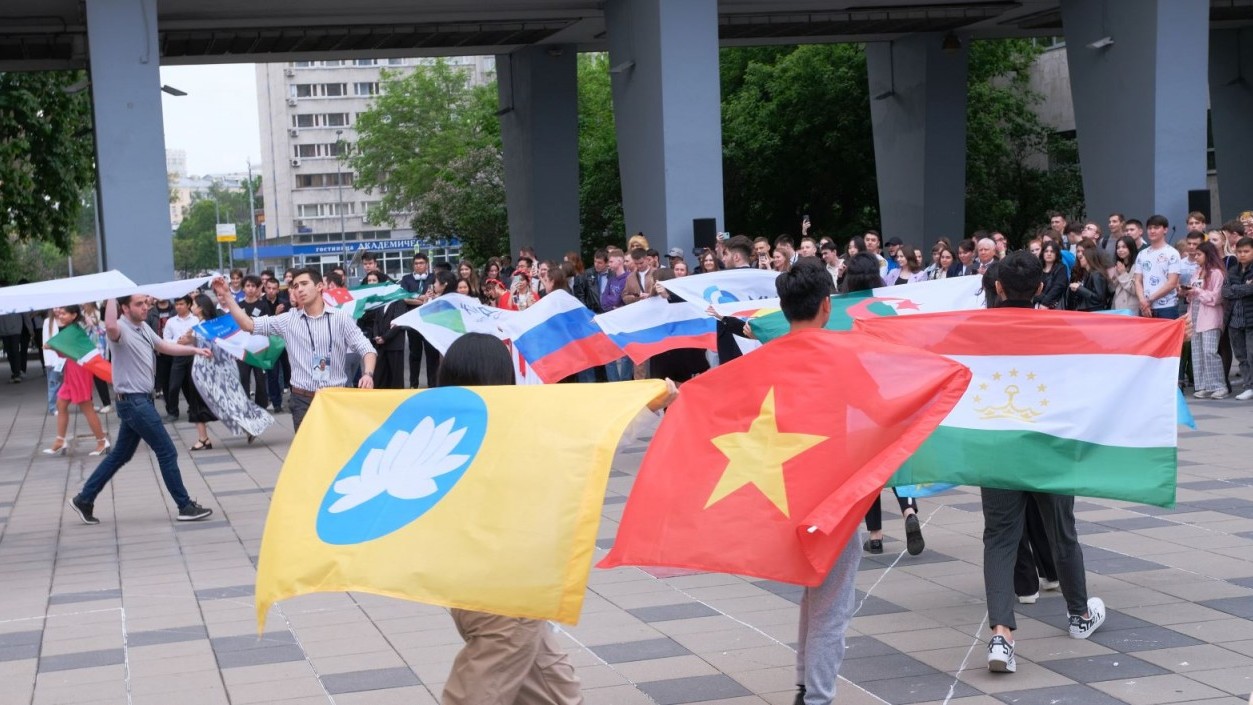 Màn nhảy flashmob Bống bống bang bang vui nhộn của Việt Nam khai mạc Ngày hội sinh viên quốc tế tại Nga