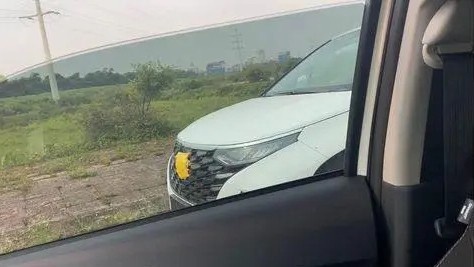 Logo Hyundai Custo được che đi