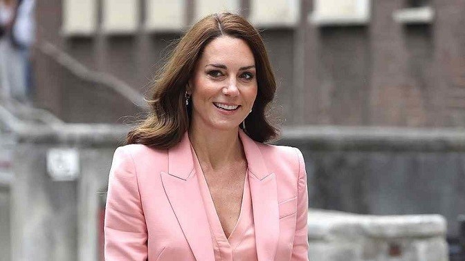 Ngắm Vương phi xứ Wales xinh đẹp yêu kiều cùng gam màu hồng rực rỡ