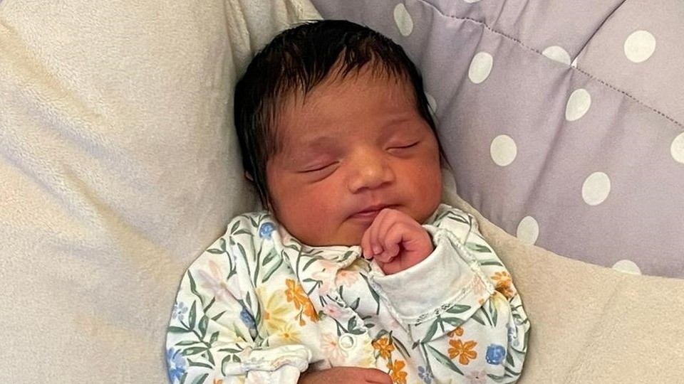 Người phụ nữ sinh con cho chồng quá cố bằng phương pháp thụ tinh trong ống nghiệm