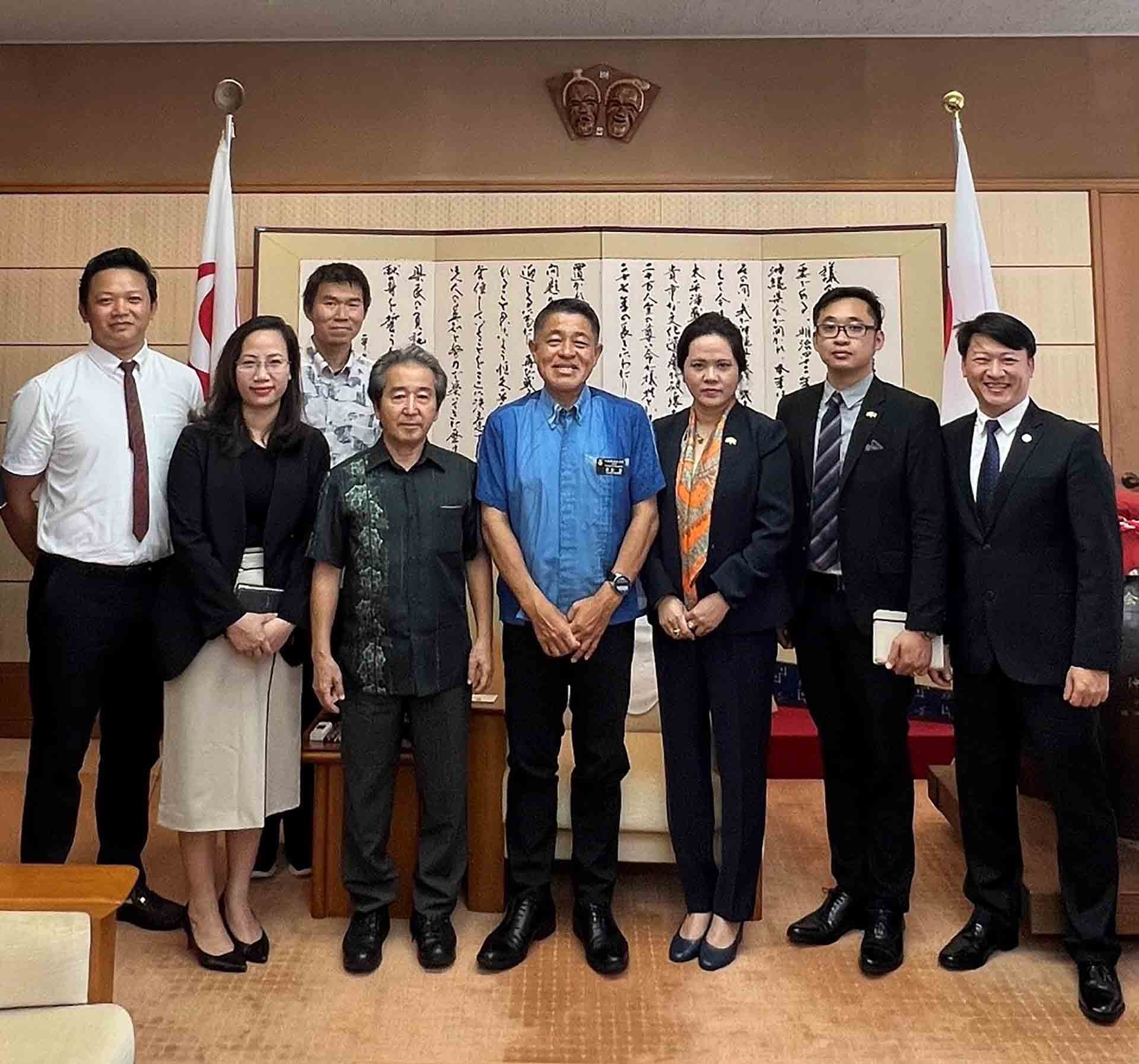 Đoàn công tác Tổng lãnh sự quán, Hội người Việt Nam tại tỉnh Okinawa, Hội hữu nghị Okinawa-Việt Nam chụp ảnh lưu niệm với Chủ tịch Hội đồng tỉnh Okinawa ông Akamine Noboru.