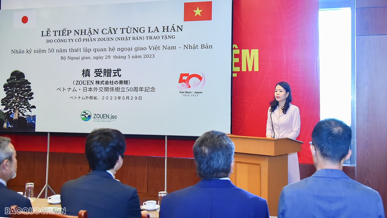 Trợ lý Bộ trưởng khẳng định, cây tùng la hán tượng trưng cho sự thịnh vượng, sung túc và sáng tạo không ngừng nghỉ, mang lại rất nhiều ý nghĩa tốt lành, may mắn. Vì vậy, bên cạnh giá trị cầu nối giúp công ty Zouen phát triển mối quan hệ giao lưu, hợp tác với các đối tác của Việt Nam, các cây tùng la hán được trao tặng sẽ là biểu tượng cho quan hệ Việt Nam-Nhật Bản hướng tới tương lai với sự tin cậy, chân thành. Trợ lý Bộ trưởng khẳng định, cây tùng la hán tượng trưng cho sự thịnh vượng, sung túc và sáng tạo không ngừng nghỉ, mang lại rất nhiều ý nghĩa tốt lành, may mắn. Vì vậy, bên cạnh giá trị cầu nối giúp công ty Zouen phát triển mối quan hệ giao lưu, hợp tác với các đối tác của Việt Nam, các cây tùng la hán được trao tặng sẽ là biểu tượng cho quan hệ Việt Nam-Nhật Bản hướng tới tương lai với sự tin cậy, chân thành.