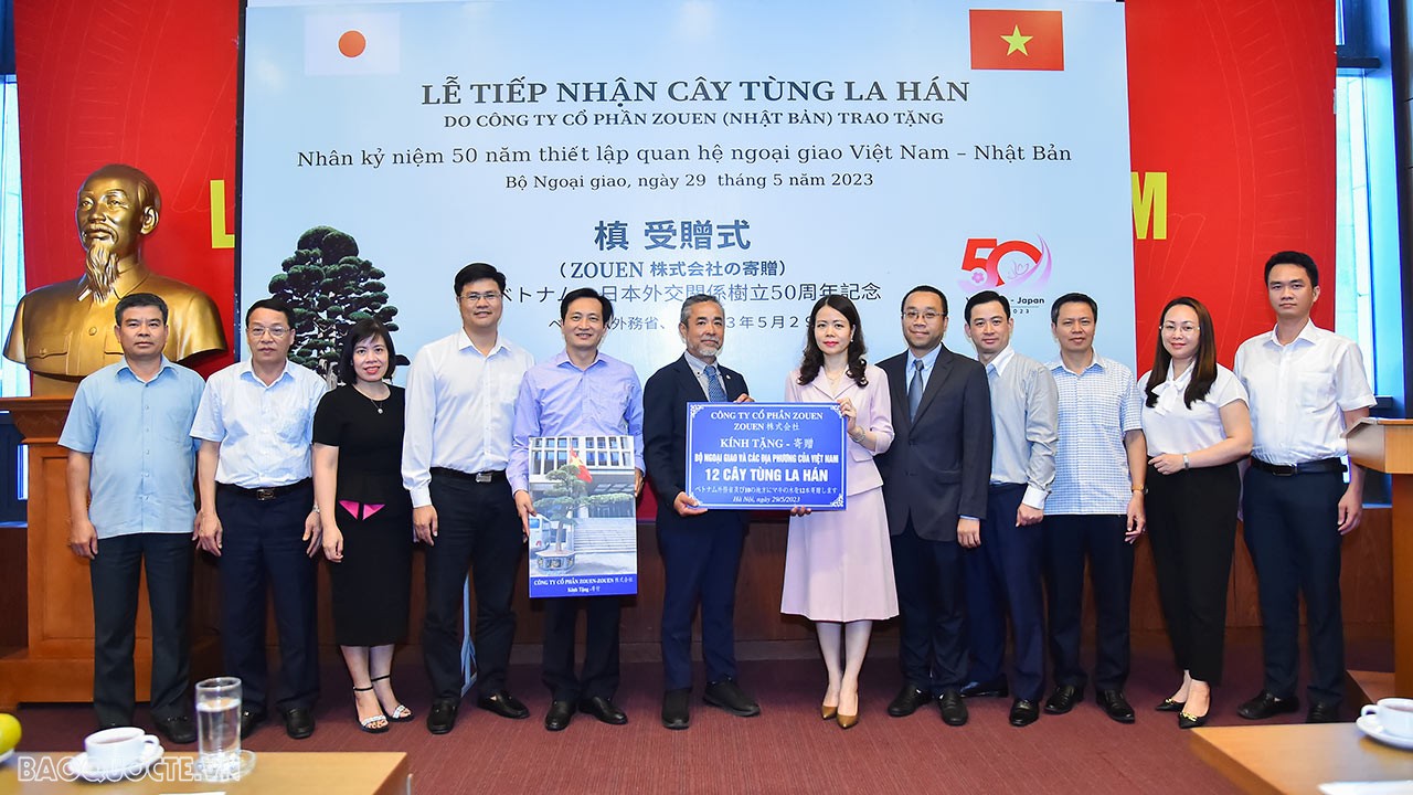 Phát biểu tại buổi lễ, Trợ lý Bộ trưởng Ngoại giao Nguyễn Minh Hằng đánh giá cao việc Zouen trao tặng 12 cây tùng la hán cho Bộ Ngoại giao và các địa phương của Việt Nam gồm: Bắc Giang, Hải Phòng, Hưng Yên, Nghệ An, Ninh Bình, Phú Thọ, Quảng Ninh, Thái Bình, Thanh Hóa và Vĩnh Phúc. Phát biểu tại buổi lễ, Trợ lý Bộ trưởng Ngoại giao Nguyễn Minh Hằng đánh giá cao việc Zouen trao tặng 12 cây tùng la hán cho Bộ Ngoại giao và các địa phương của Việt Nam gồm: Bắc Giang, Hải Phòng, Hưng Yên, Nghệ An, Ninh Bình, Phú Thọ, Quảng Ninh, Thái Bình, Thanh Hóa và Vĩnh Phúc.