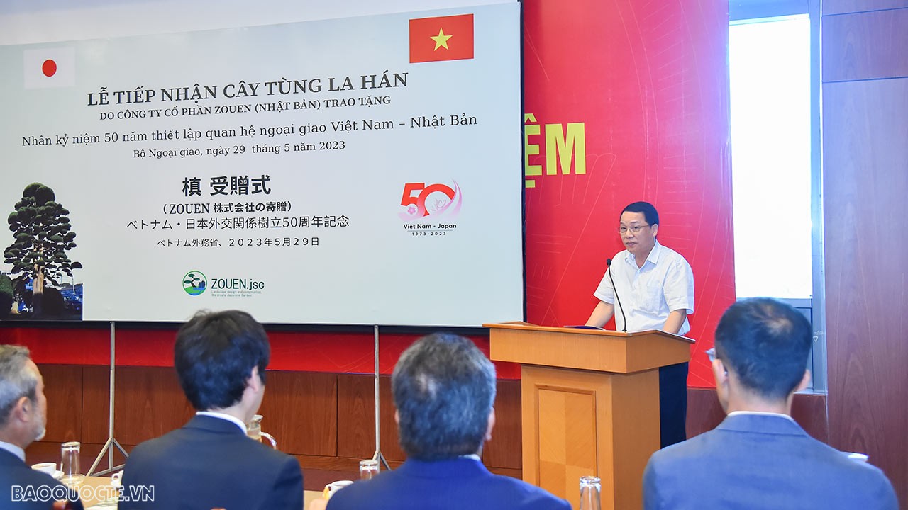 Đại diện cho các địa phương được nhận cây tùng la hán lần này, ông Vũ Ngọc Dương, Phó Giám đốc Sở Ngoại vụ tỉnh Thanh Hóa cam kết sẽ tiếp nhận, trồng và chăm sóc cây được tặng một cách trân trọng và vun trồng theo năm tháng cũng như tiếp tục phát triển mối quan hệ hợp tác giữa hai quốc gia và giữa địa phương với các đối tác Nhật Bản ngày càng gắn bó và bền chặt. Đại diện cho các địa phương được nhận cây tùng la hán lần này, ông Vũ Ngọc Dương, Phó Giám đốc Sở Ngoại vụ tỉnh Thanh Hóa cam kết sẽ tiếp nhận, trồng và chăm sóc cây được tặng một cách trân trọng và vun trồng theo năm tháng cũng như tiếp tục phát triển mối quan hệ hợp tác giữa hai quốc gia và giữa địa phương với các đối tác Nhật Bản ngày càng gắn bó và bền chặt.