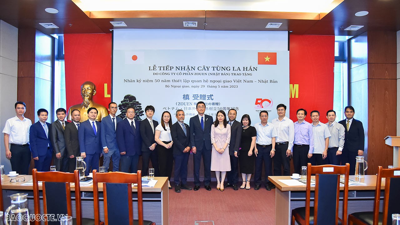 Bộ Ngoại giao sẽ tiếp tục đồng hành, hỗ trợ các địa phương Việt Nam tăng cường hợp tác với các đối tác, địa phương, doanh nghiệp Nhật Bản, góp phần tăng cường, làm đậm nét hơn nữa mối quan hệ hợp tác hữu nghị giữa hai nước. Nhân dịp này, Trợ lý Bộ trưởng Nguyễn Minh Hằng mong muốn tiếp tục nhận được sự quan tâm, hợp tác, hỗ trợ của Đại sứ quán Nhật Bản tại Việt Nam, Tổ chức Xúc tiến thương mại Nhật Bản tại Việt Nam, Công ty Cổ phần Zouen nói riêng và toàn thể cộng đồng doanh nghiệp Nhật Bản tại Việt Nam nói chung. Bộ Ngoại giao sẽ tiếp tục đồng hành, hỗ trợ các địa phương Việt Nam tăng cường hợp tác với các đối tác, địa phương, doanh nghiệp Nhật Bản, góp phần tăng cường, làm đậm nét hơn nữa mối quan hệ hợp tác hữu nghị giữa hai nước. Nhân dịp này, Trợ lý Bộ trưởng Nguyễn Minh Hằng mong muốn tiếp tục nhận được sự quan tâm, hợp tác, hỗ trợ của Đại sứ quán Nhật Bản tại Việt Nam, Tổ chức Xúc tiến thương mại Nhật Bản tại Việt Nam, Công ty Cổ phần Zouen nói riêng và toàn thể cộng đồng doanh nghiệp Nhật Bản tại Việt Nam nói chung.