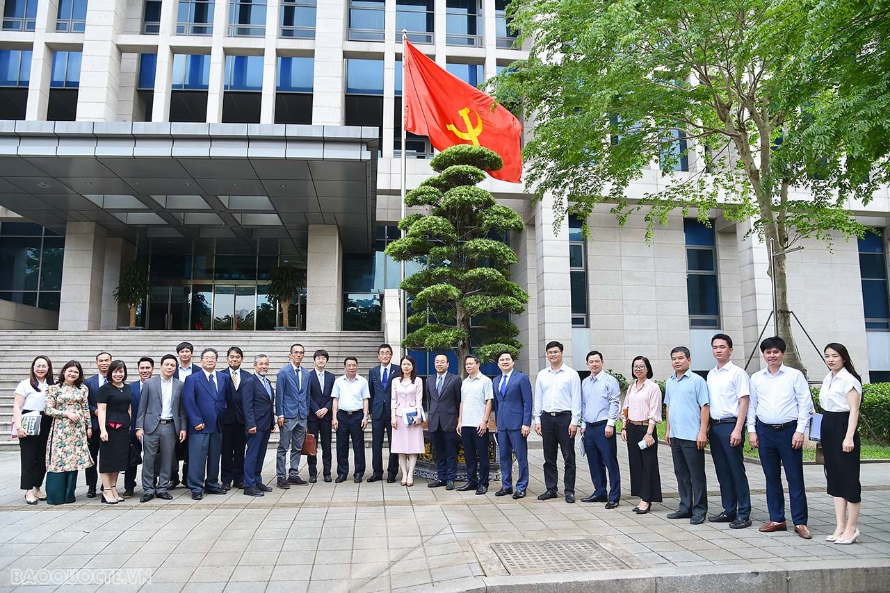 Qua sự vận động của bà Vũ Chi Mai, Tổng Lãnh sự Việt Nam tại Fukuoka, Nhật Bản, Công ty Cổ phần Zouen đã ủng hộ tặng cây tùng la hán cho Bộ Ngoại giao và 10 địa phương của Việt Nam. Đây là sự kiện thiết thực nằm trong các hoạt động kỷ niệm 50 năm thiết lập quan hệ ngoại giao Việt Nam và Nhật Bản. Qua sự vận động của bà Vũ Chi Mai, Tổng Lãnh sự Việt Nam tại Fukuoka, Nhật Bản, Công ty Cổ phần Zouen đã ủng hộ tặng cây tùng la hán cho Bộ Ngoại giao và 10 địa phương của Việt Nam. Đây là sự kiện thiết thực nằm trong các hoạt động kỷ niệm 50 năm thiết lập quan hệ ngoại giao Việt Nam và Nhật Bản.