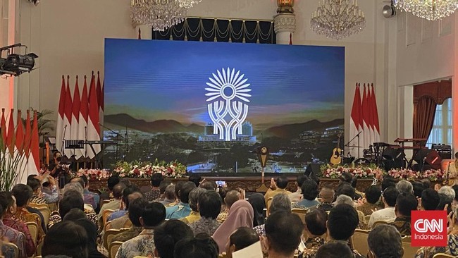 Logo của IKN Nusantara lấy cảm hứng từ cây trường sinh mang ý nghĩa cội nguồn của sự sống với 5 rễ tượng trưng cho học thuyết Pancasila, 7 cành tượng trưng 7 hòn đảo lớn của Indonesia và 17 bông hoa đang nở tượng trưng cho nền độc lập vĩnh cửu. Logo của IKN Nusantara lấy cảm hứng từ cây trường sinh mang ý nghĩa cội nguồn của sự sống với 5 rễ tượng trưng cho học thuyết Pancasila, 7 cành tượng trưng 7 hòn đảo lớn của Indonesia và 17 bông hoa đang nở tượng trưng cho nền độc lập vĩnh cửu.