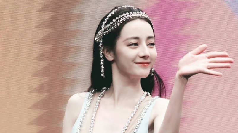 Loạt ảnh Địch Lệ Nhiệt Ba dự tiệc từ thiện được khen 'đẹp như nàng tiên cá'