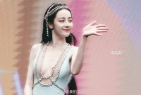 Loạt ảnh Địch Lệ Nhiệt Ba dự tiệc từ thiện được khen 