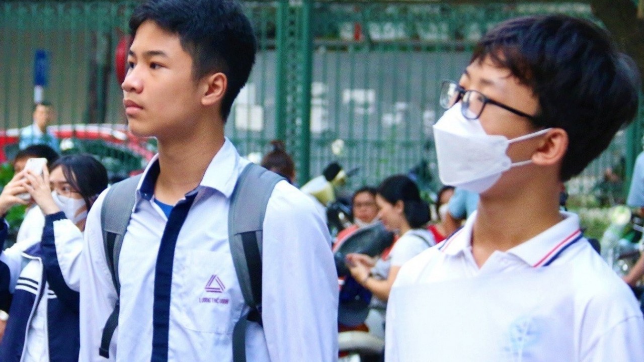 Sáng nay (1/6), sĩ tử bắt đầu 'cuộc đua' vào lớp 10 Trường THPT Chuyên ĐH Sư phạm Hà Nội