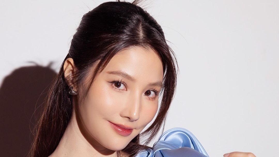 Sao Việt: Diễm My 9X xinh đẹp, gợi cảm; Hòa Minzy ngọt ngào tuổi 28