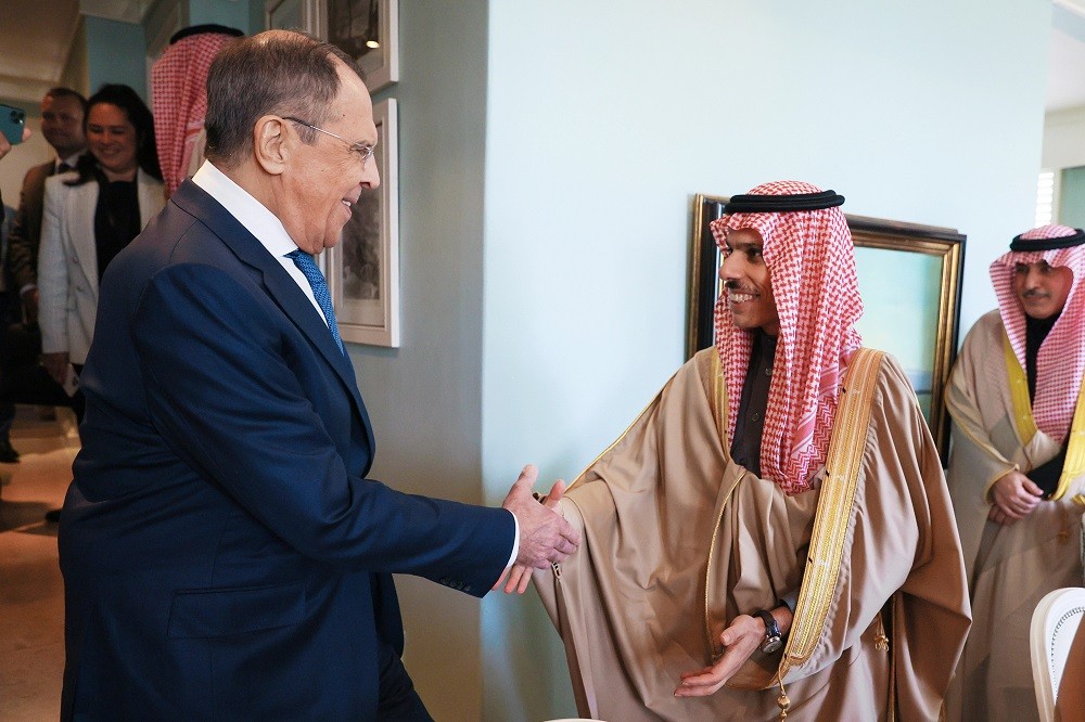 (06.02) Ngoại trưởng Nga Sergei Lavrov và người đồng cấp Saudi Arabia Farban bin Faisal gặp gỡ ngày 1/6 tại Cape Town, Nam Phi. (Nguồn: AP) (06.02) Ngoại trưởng Nga Sergei Lavrov và người đồng cấp Saudi Arabia Farban bin Faisal gặp gỡ ngày 1/6 tại Cape Town, Nam Phi. (Nguồn: AP)