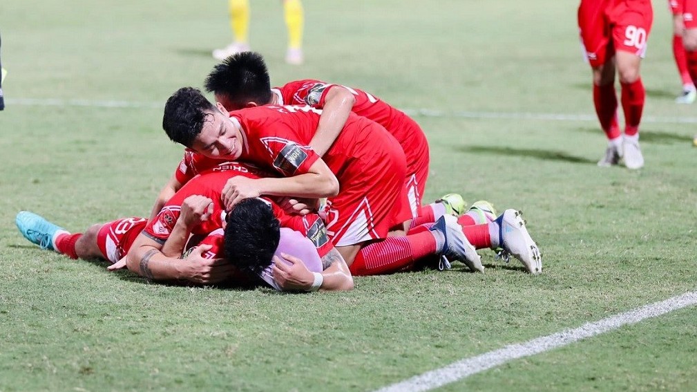 V-League 2023: Nhâm Mạnh Dũng bật khóc vì xúc động sau khi ghi bàn cho CLB Viettel