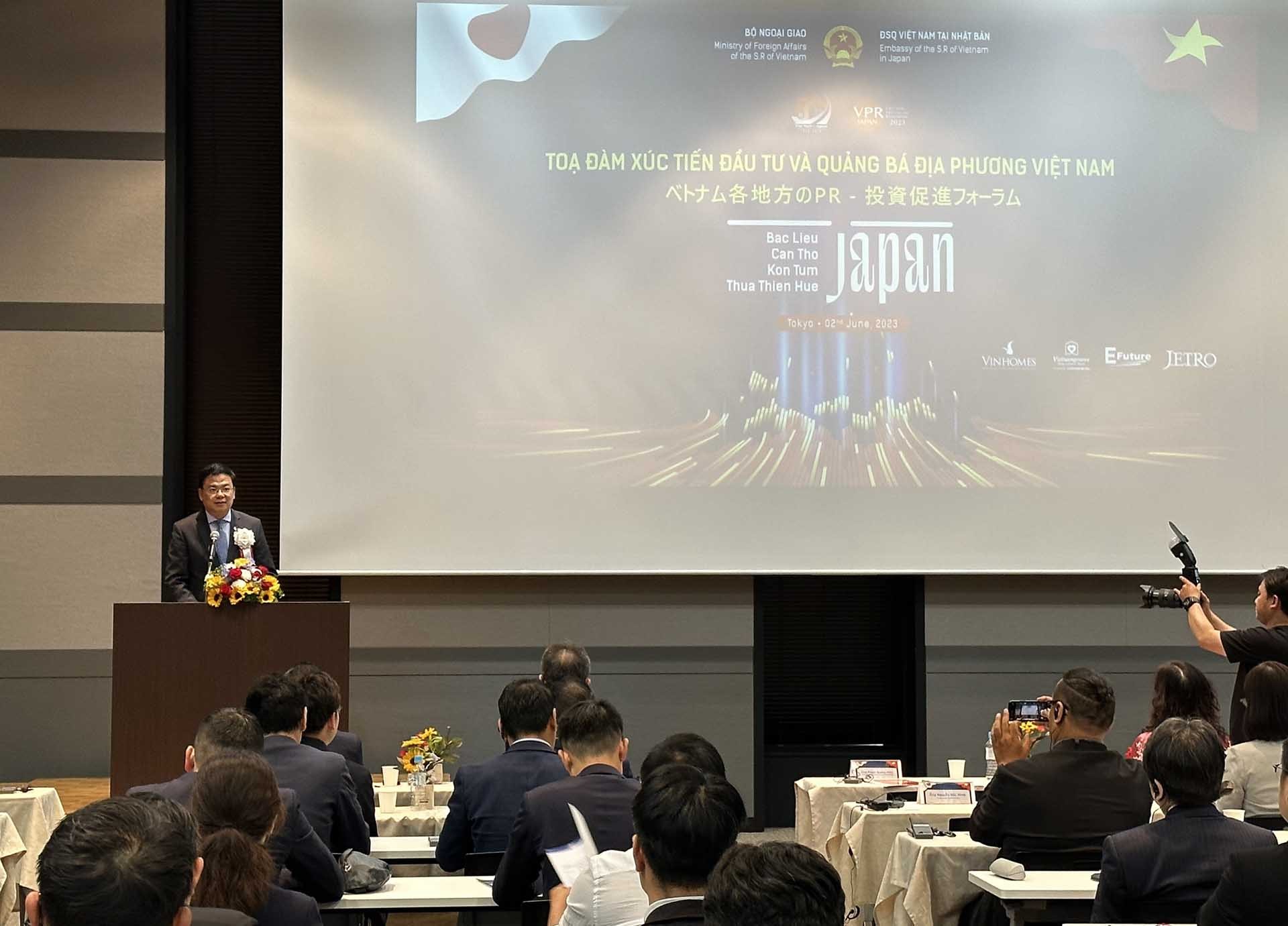 Đại sứ Phạm Quang Hiệu phát biểu tại Tọa đàm.