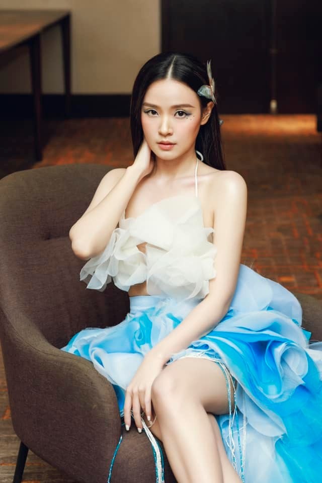 Midu khoe 'eo con kiến'