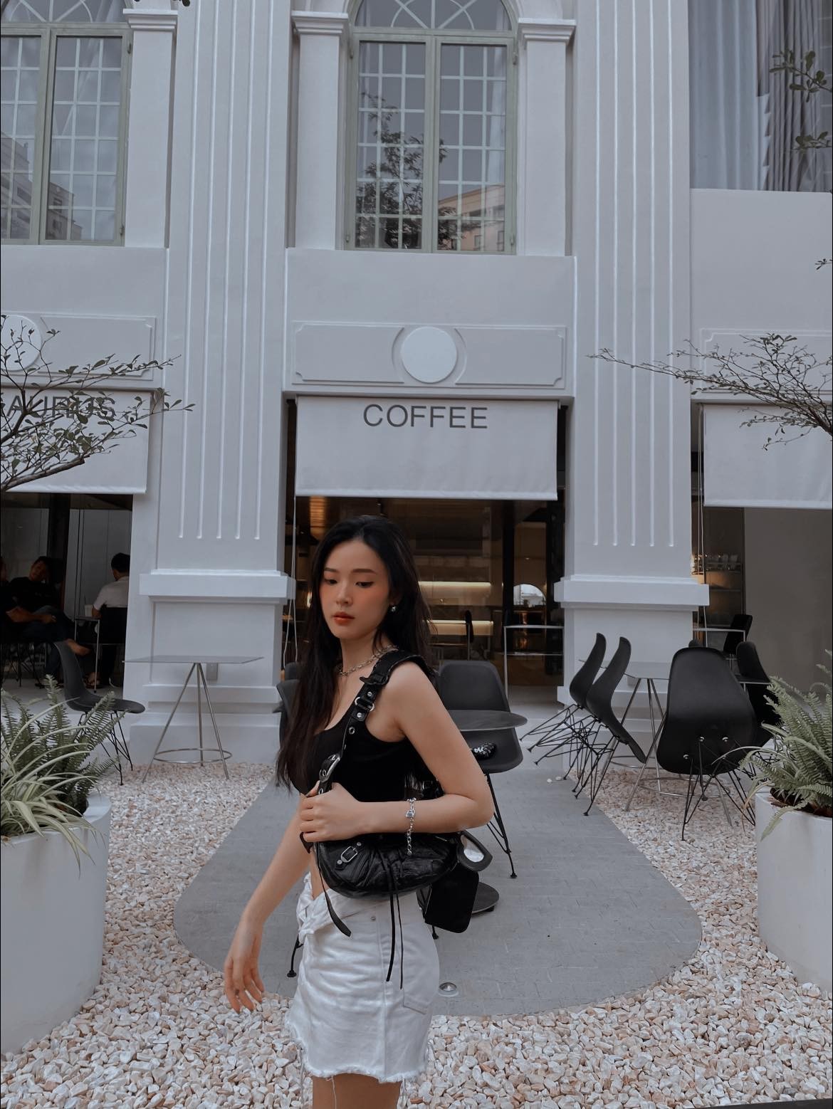 Midu khoe 'eo con kiến'