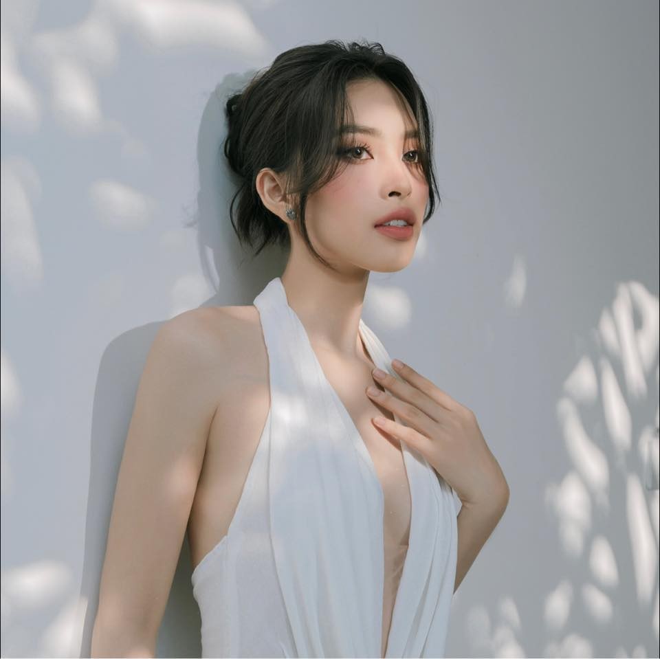 Hoa hậu Tiểu Vy và thời trang gợi cảm